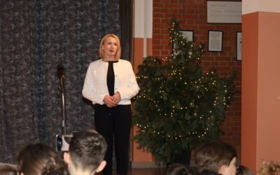 Školski božićni sajam i priredba “Božić nam stiže”